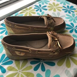 Nude & gold sperrys.